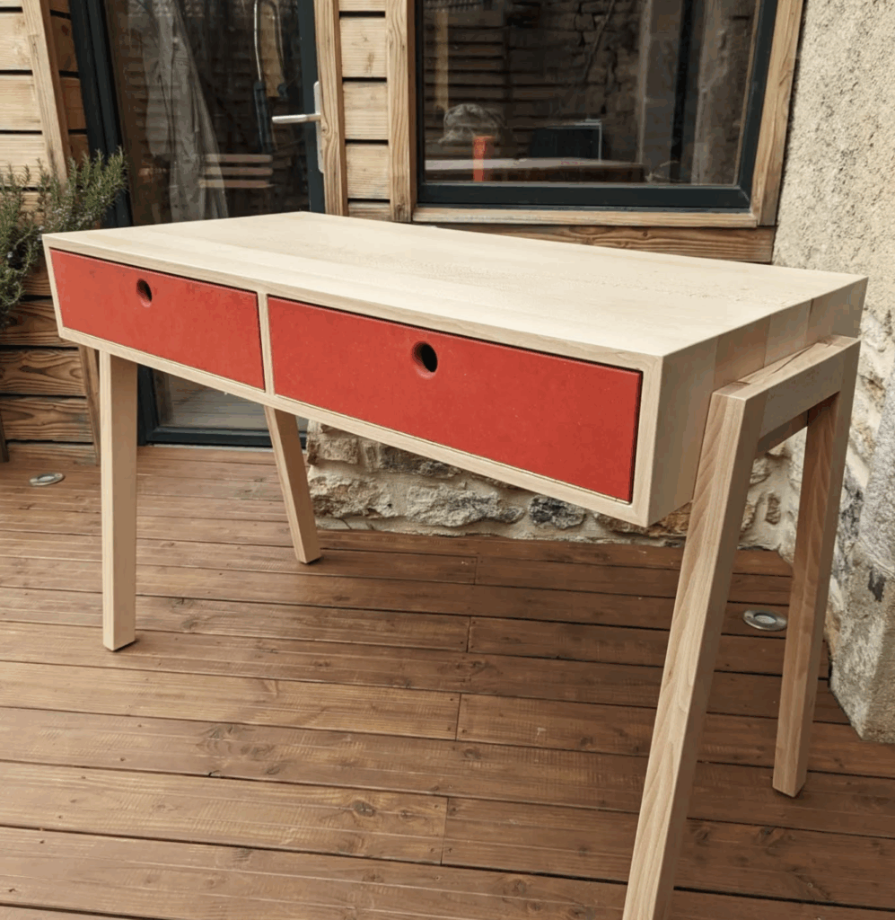 bureau avec des tiroirs