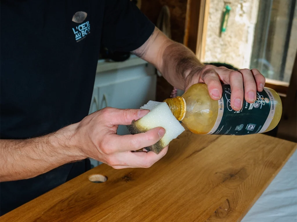 Vernissage d'une porte en bois, ébénisterie Jura