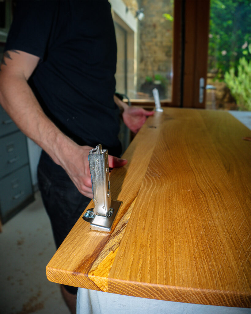 Montage d'une porte de meuble en bois à Lons le Saunier