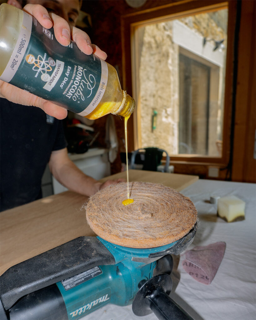 Vernissage d'une porte en bois, ébénisterie Jura