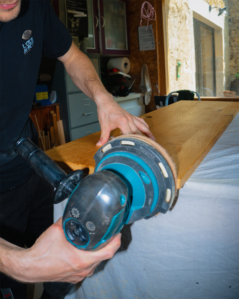 Vernissage d'une porte en bois, ébénisterie Jura