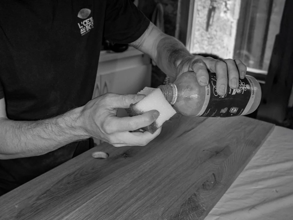 Vernissage d'une porte en bois, ébénisterie Jura