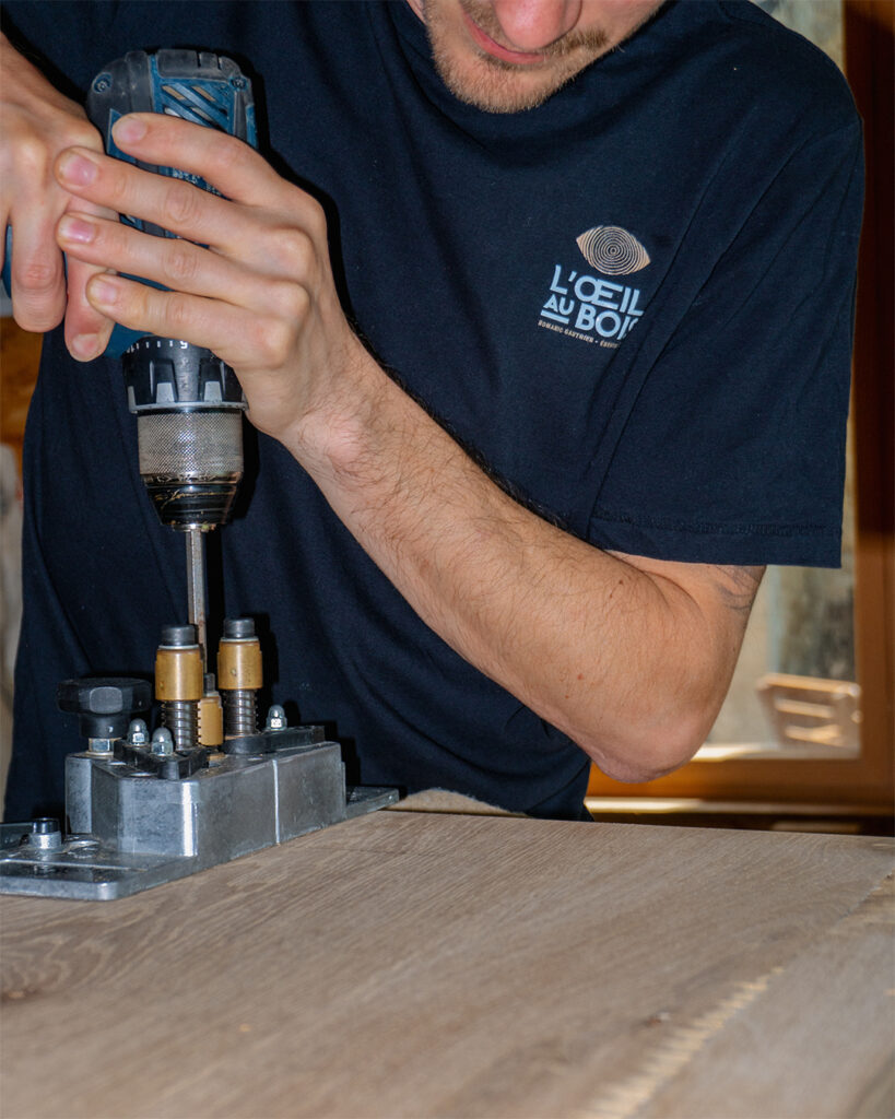 perçage de trou pour porte de meuble en bois